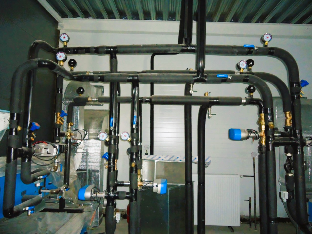 Система вентиляции и кондиционирования в производственном помещении